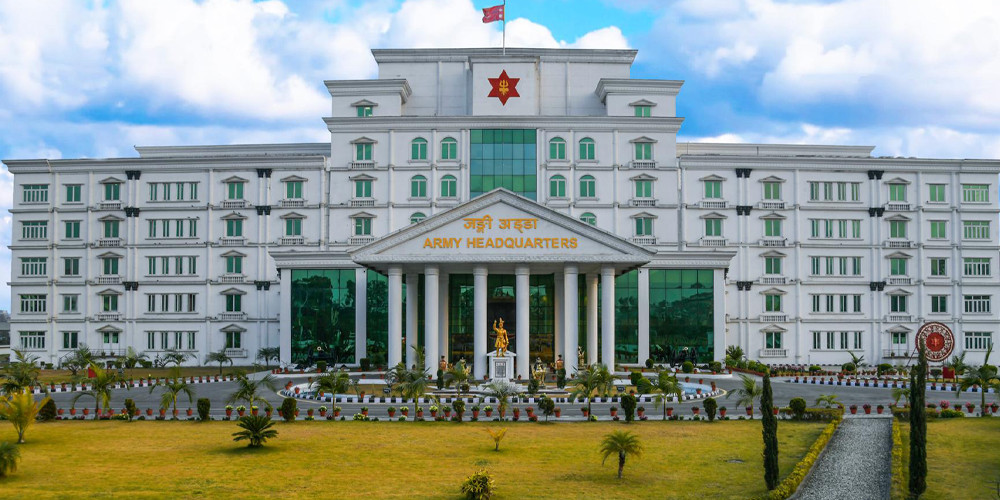 प्रधानसेनापतिद्वारा राष्ट्रनिर्माताको सालिकमा पुष्पहार अर्पण