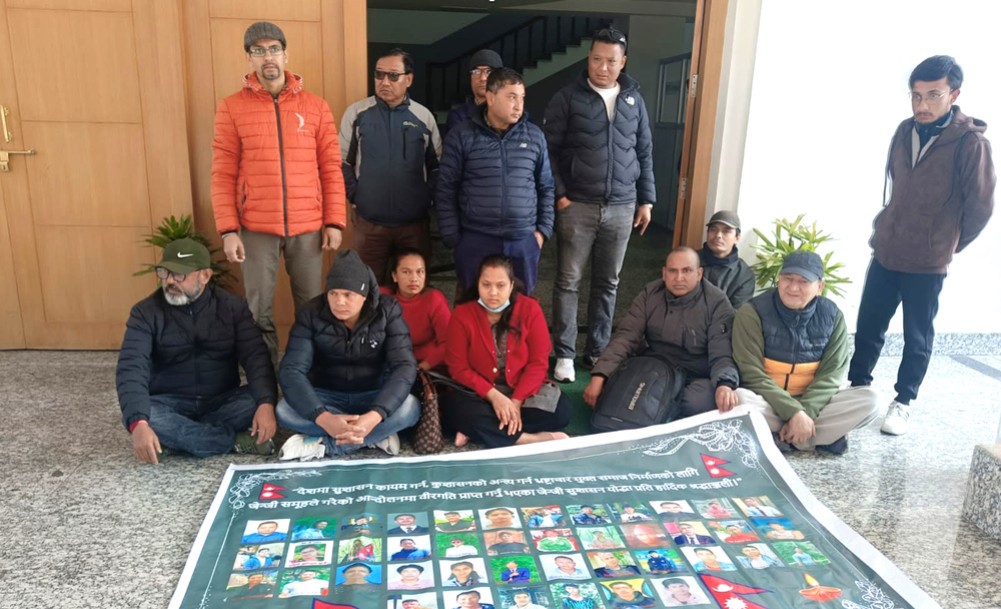 प्रधानमन्त्री कार्यालयमा जेन-जी सहिद परिवारको धर्ना