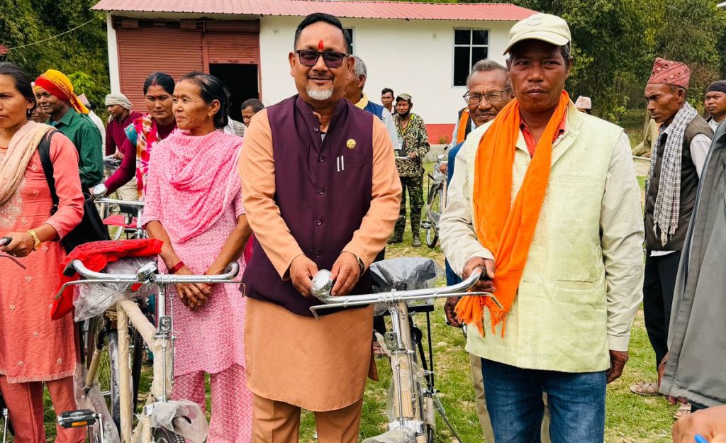 बैजनाथ गाउँपालिकाले ३६ जनालाई बाँड्यो साईकल