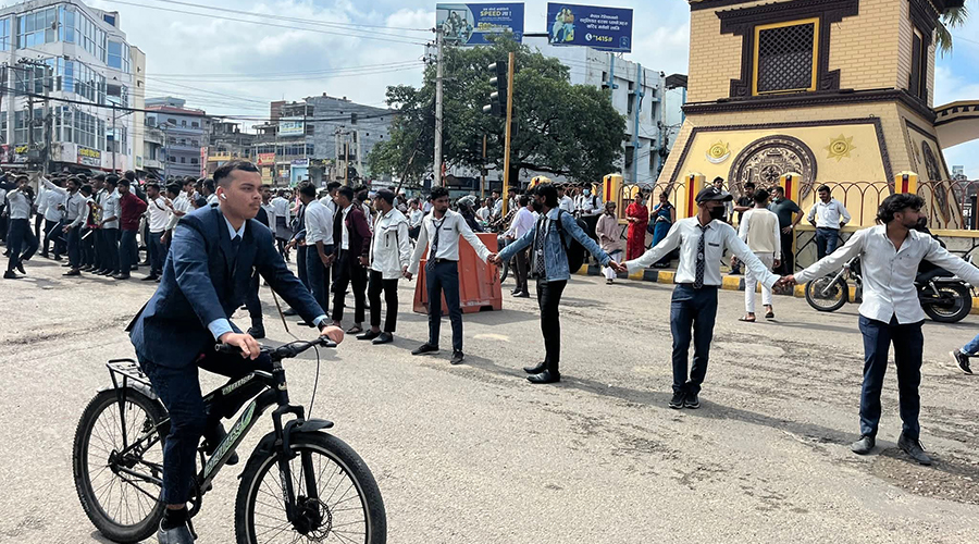 परीक्षा स्थगितको विरोधमा वीरगञ्जमा विद्यार्थीको प्रदर्शन