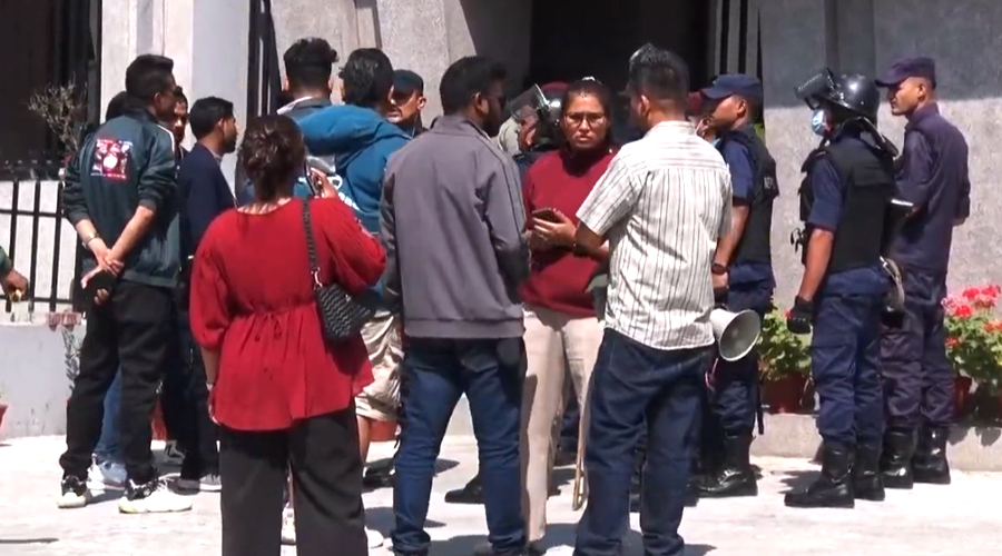 पेट्रोलियम पदार्थको मूल्य घटाउन माग गर्दै निगम नजिक प्रदर्शन