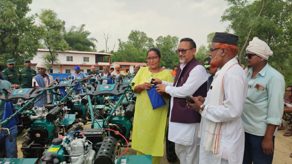 बैजनाथले  किसानलाई बाँड्यो मिनी टिलर