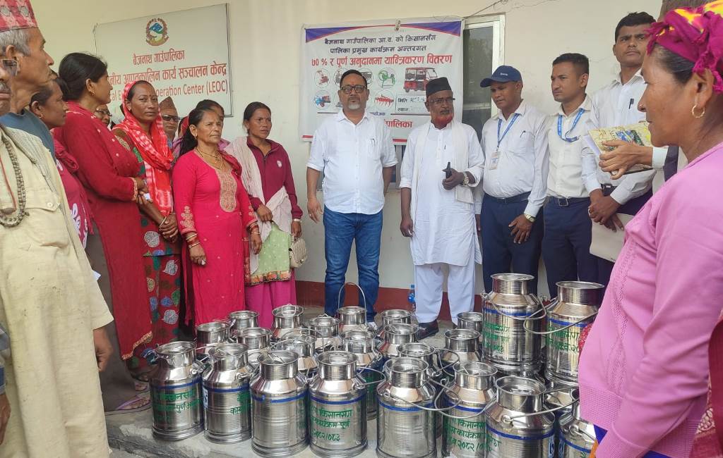 बैजनाथका किसानलाई दुध बोक्ने क्यान वितरण