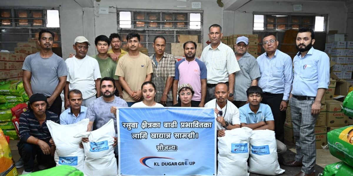 के एल दुगड ग्रुपद्वारा रसुवा क्षेत्रका बाढी प्रभावित परिवारलाई खाद्यात्र सामग्री सहयोग